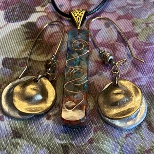 MULTICOLORED PENDANT WITH GOLD/SILVER PIERCED EARRINGS